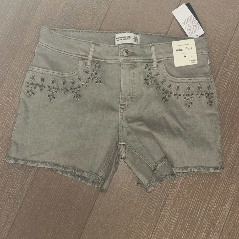 Cute Abercrombie midrise midi short washed green color new with tags
